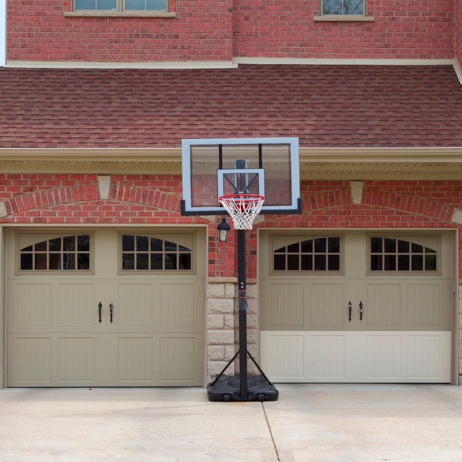 While dealing with common garage door issues can be intimidating, you don’t have to face it alone.